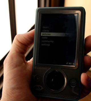 Illustration for article titled First Pics of the Zune Halo 3 Special Edition